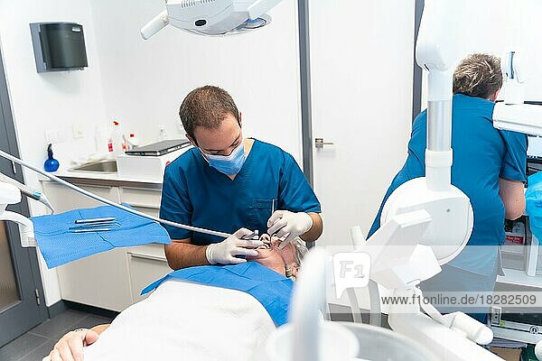 Zahnklinik  ältere Frau beim Zahnarzt  der mit dem Zahnarzt die Implantate überprüft