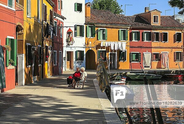 Bunte Häuser am Kanal auf der Insel Burano  Venedig  Venetien  Italien  Europa