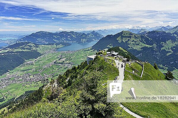 Sicht auf die Bergstation vom Stanserhorn  hinten Vierwaldstättersee und das Dorf Stans  Kanton Nidwalden  Schweiz  Europa