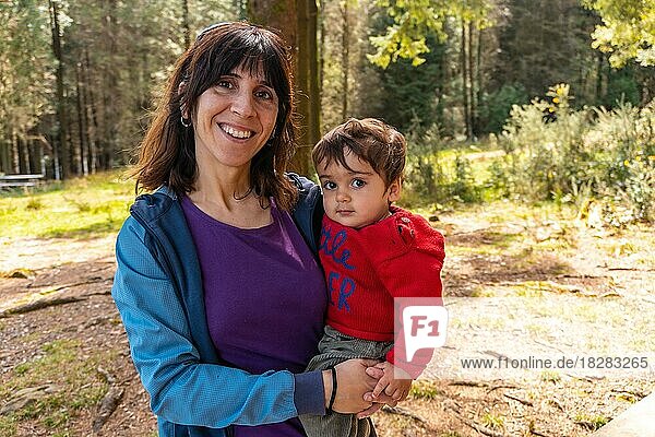 Eine Mutter mit ihrem Sohn auf dem Gipfel des Berges Andatza im Wald in der Stadt Usurbil  Gipuzkoa  Baskenland  Spanien  Europa