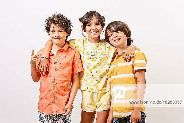 Kaukasische Kinder umarmen lächelnd  Sommerurlaub Konzept. Weißer Hintergrund
