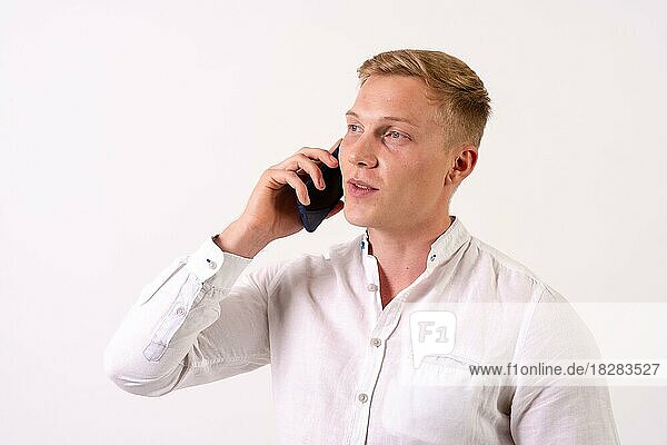 Blonde kaukasischen Geschäftsmann Mann am Telefon auf einem weißen Hintergrund sprechen