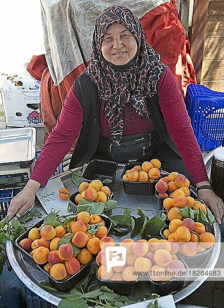 Türkische Frau  53 Jahre  verkauft Nektarinen auf dem Wochenmarkt von Cunda  Ayvalik  Provinz Bal?kesir  Türkei  Asien
