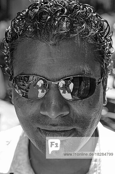 Portrait mit Sonnenbrille eines Mauritianers  New York City  USA  Nordamerika