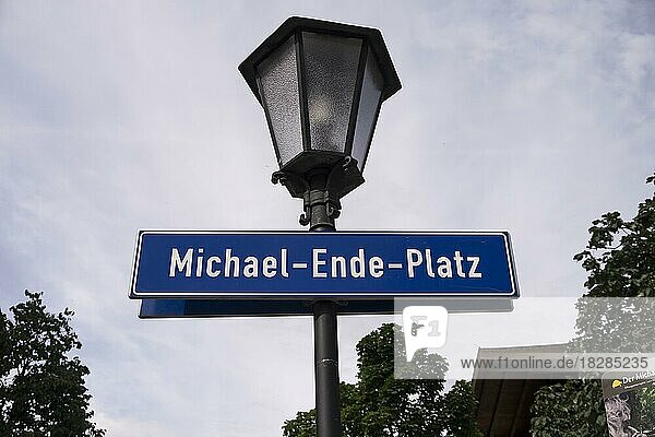 Michael-Ende-Platz  Straßenschild an Straßenlaterne  Garmisch Partenkirchen  Bayern  Deutschland  Europa