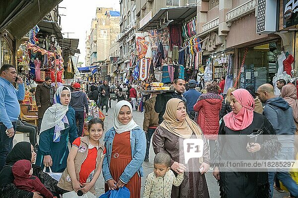 Straßenszene  Frauen  Khan el-Khalili Basar  Altstadt  Kairo  Ägypten  Afrika