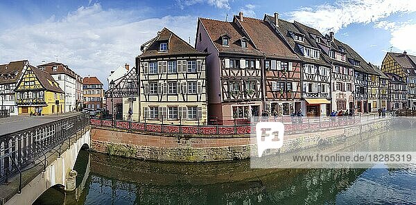 Panoramafoto Fachwerkhäuser entlang des Verlaufs der Lauch im Stadtteil La Petite Venise  Klein Venedig  Colmar  Grand Est  Haut-Rhin  Alsace  Elsass  Frankreich  Europa