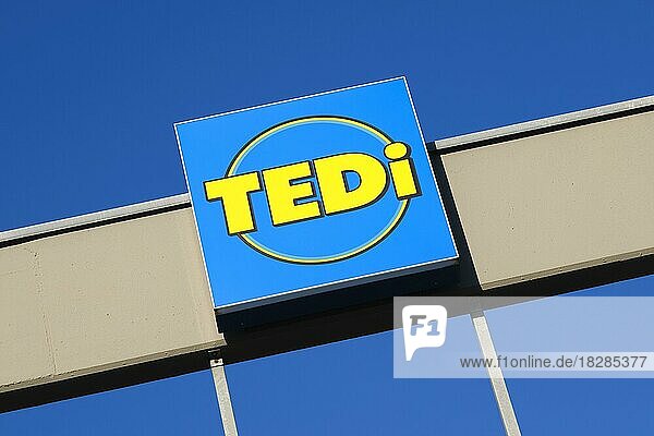 Schild und Logo TEDi  Handel  Unternehmen  Nordrhein-Westfalen  Deutschland  Europa