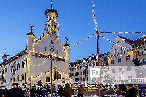 Abendliche Stimmung am Rathaus mit Weihnachtsbaum  Kempten  Allgäu  Bayern  Deutschland  Europa
