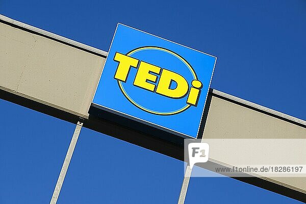 Schild und Logo TEDi  Handel  Unternehmen  Nordrhein-Westfalen  Deutschland  Europa