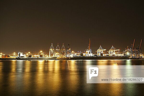 Containerhafen bei Nacht  Hamburg  Deutschland  Europa