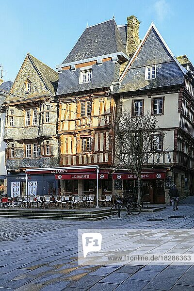Mit Schiefer verkleidete Fachwerkhäuser an der Place du General Leclerc  Altstadt von Lannion  Departement Cotes-d'Armor  Region Bretagne Breizh  Frankreich  Europa
