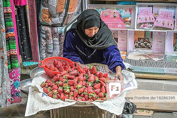 Frau verkauft frische Erdbeeren  Khan el-Khalili Basar  Altstadt  Kairo  Ägypten  Afrika