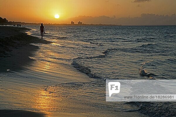 Sonnenuntergang über dem Meer und dem Strand im Badeort Varadero  Playa Azul  Matanzas  Kuba  Karibik  Mittelamerika