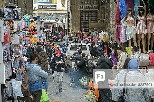 Straßenszene  Menschen  Autos  Lieferwagen  Khan el-Khalili Basar  Altstadt  Kairo  Ägypten  Afrika
