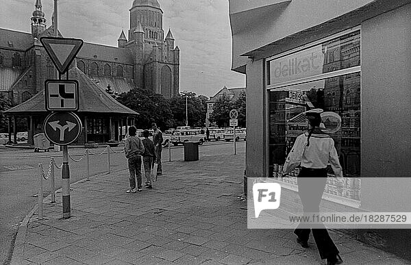 DDR  Stralsund  180.7.1988  Marienkirche  Matrose  delikat  Laden  Geschäft