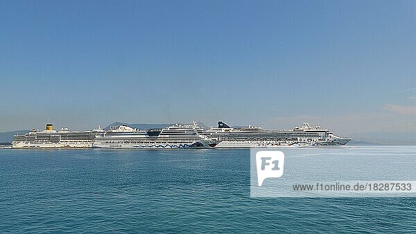Drei riesige Kreuzfahrtschiffe nebeneinander  blauer fast wolkenloser Himmel  blaues ruhiges Meer  Korfu-Stadt  Insel Korfu  Ionische Inseln  Griechenland  Europa
