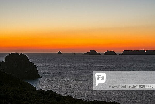 Steilküste an der Pointe de Pen-Hir und Les Tas de Pois im Sonnenuntergang auf der Halbinsel Crozon  Finistère  Bretagne  Frankreich  Europa