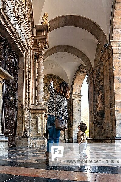 Mutter und Sohn an der Tür des Heiligtums von Loyola  die auf Skulpturen zeigen  Barockkirche von Azpeitia