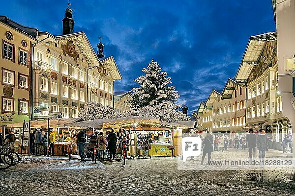 Weihnachtsmarkt  Christkindlmarkt in der Marktstrasse vor dem Rathaus  Altstadt  Bad Tölz  Isartal  Oberbayern  Bayern  Deutschland  Europa