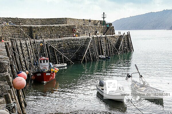 Sicher vertäute Fischerboote hinter dem Schutz der Hafenmauer. Clovelly  Devon  England  UK