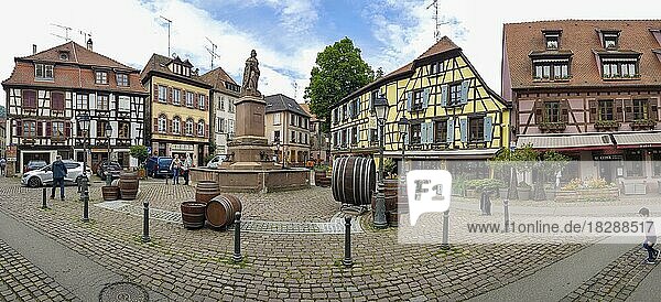 Panoramafoto der alten bunten Fachwerkhäuser im Zentrum der Altstadt am Place de la Sinne  Ribeauville  Rappoltsweiler  Rappschwihr  Grand Est  Haut-Rhin  Elsass  Alsace  Frankreich  Europa