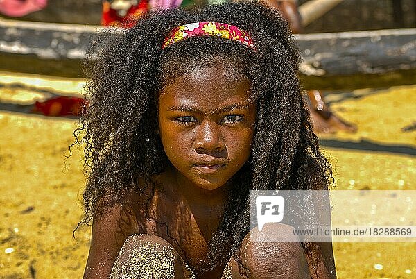 Hübsches junges Mädchen mit lockigen Haaren am Strand von Ifaty  Madagaskar  Indischer Ozean  Afrika