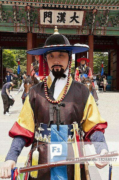 Sumunjang/Chamha  Deoksugung-Palast  Zeremonie der Wachablösung  Daehanmun-Tor  Seoul  Südkorea  Asien