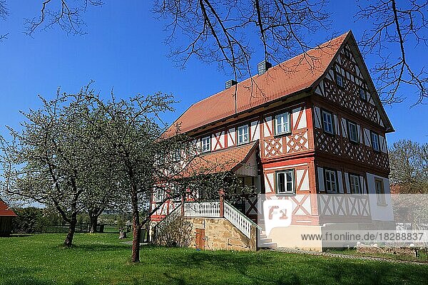 Eines der ältesten Fachwerkhäuser in Deutschland  Pfarrhaus von 1707 in Gärtenroth  Burgkunstadt  Landkreis Lichtenfels  Oberfranken  Bayern  Deutschland  Europa