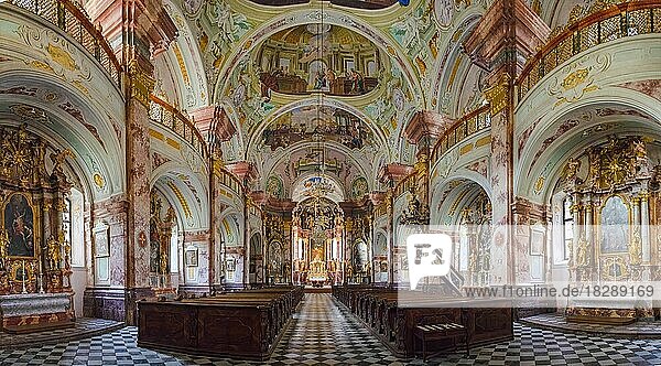 Das malerische Innere der Kirche des 1129 gegründeten Klosters Rein  der ältesten Zisterzienserabtei der Welt  in Rein bei Graz  Steiermark  Österreich  Europa