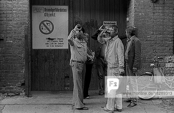 DDR  Stralsund  180.7.1988  Bürger in einer Straße in Stralsund  Biertrinker