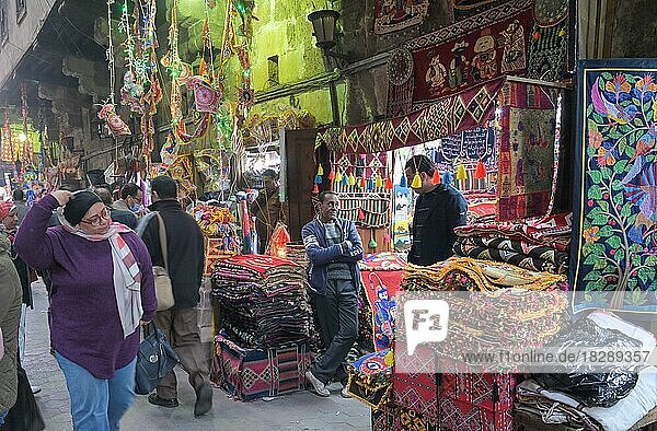 Geschäft  Teppiche  Khan el-Khalili Basar  Altstadt  Kairo  Ägypten  Afrika