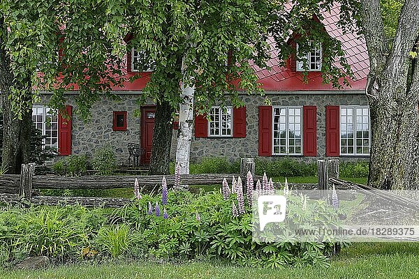Architektur  altes Haus mit rotem Dach  Saint-Tite  Provinz Quebec  Kanada  Nordamerika