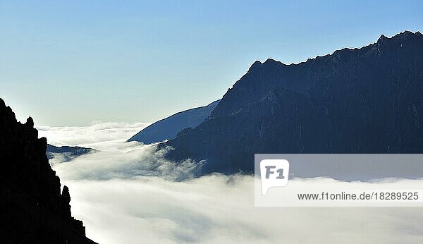 Blick über die nebelverhangenen Berge bei Sonnenaufgang vom Col du Tourmalet aus  Pyrenäen  Frankreich  Europa