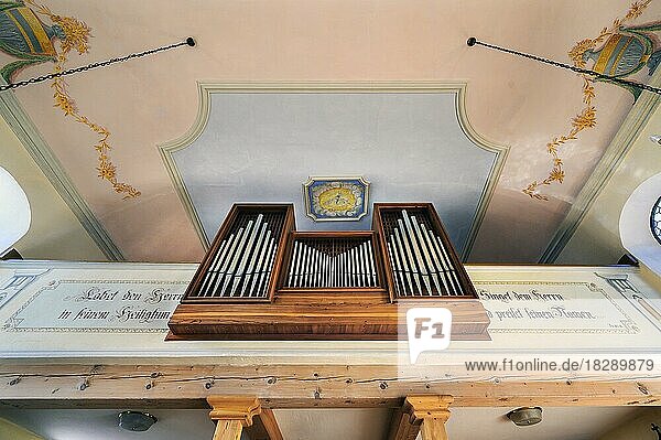 Orgelempore  Kirche Unserer Lieben Frau Mariae Namen  in Jungholz  Tirol  Österreich  Europa