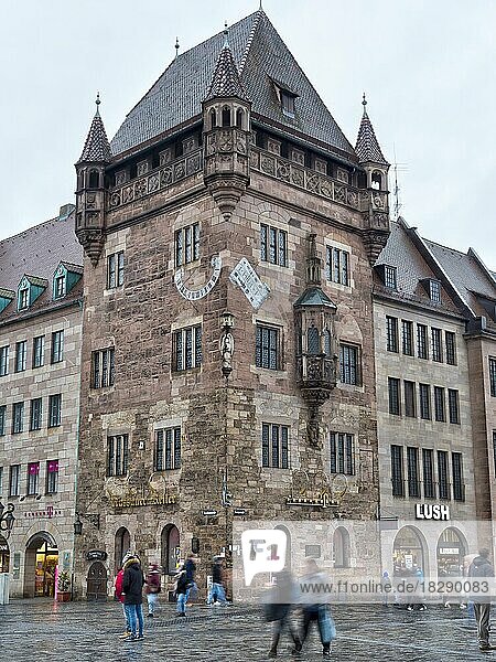 Mittelalterlicher Wohnturm Nassauer Haus oder Schlüsselfeldersche Stiftungshaus  Nürnberg  Mittelfranken  Bayern  Deutschland  Europa