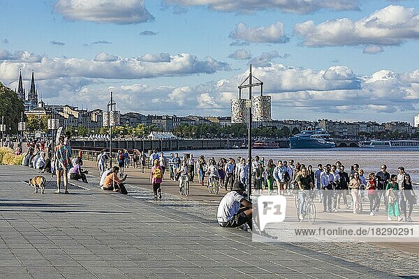 People on the Garonne waterfront in Bordeaux  Aquitaine  Nouvelle-Aquitaine  France  Europe