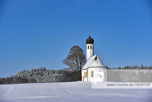 Kapelle im Winter im Landkreis Fürstenfeldbruck  Bayern  Deutschland  Europa