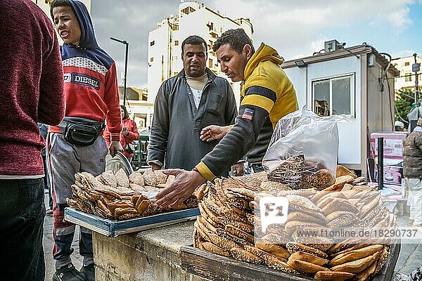 Selling sesame bread  Khan el-Khalili Bazaar  Old City  Cairo  Egypt  Africa