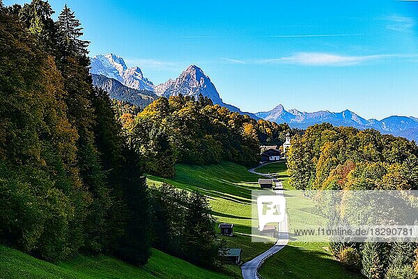 Wamberg oberhalb von Garmisch im Wettersteingebirge  links die Zugspitze (2962 m)  mitte der Waxenstein (2277 m)  rechts der Daniel (2346 m) Werdenfelser Land  Bayern  Deutschland  Europa