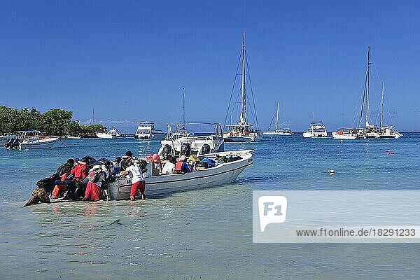 Tourists are taken in boats to Isla Saona  Playa Bayahibe  Bayahibe  Dominican Republic  Caribbean  Central America