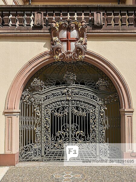 Eingang zu einem Haus mit Eisentür und Wappen darüber im Zentrum der Altstadt  Freiburg im Breisgau  Schwarzwald  Baden-Württemberg  Deutschland  Europa