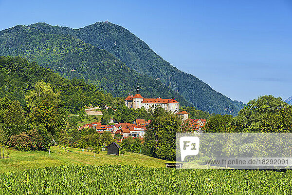 Slowenien  Oberkrain  Skofja Loka  Blick auf die idyllische idyllische Stadt im Sommer