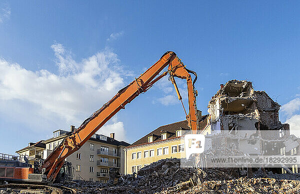 Deutschland  Bayern  München  Baufahrzeug zerstört Gebäude