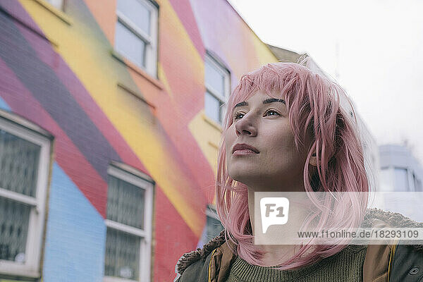 Nachdenkliche Punkfrau mit rosa Haaren
