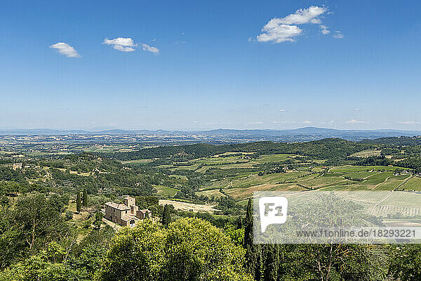 Italien  Toskana  Montepulciano  grüne Landschaft des Chiana-Tals im Sommer