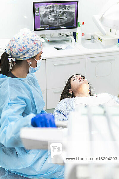 Zahnarzt untersucht Patient in Zahnklinik