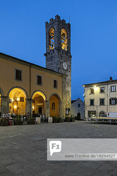 Gebäude des Torre Tarlati o dell'orologio in Bibbiena unter strahlend blauem Himmel
