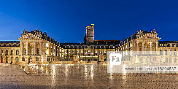 Frankreich  Bourgogne-Franche-Comté  Dijon  beleuchtete Fassade des Palastes der Herzöge von Burgund in der Abenddämmerung