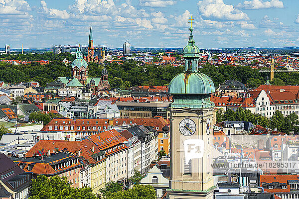 Deutschland  München  Turm der Heilig-Geist-Kirche und umliegende Gebäude